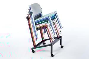 Mithilfe des Transportwagens können die Stühle gelagert und verschoben werden